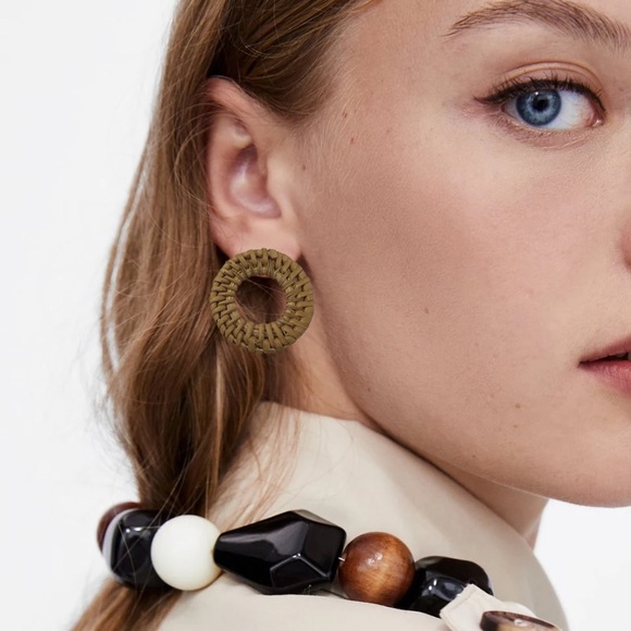 Wood Straw Rattan Knit Stud Earrings - Picture 3 of 6